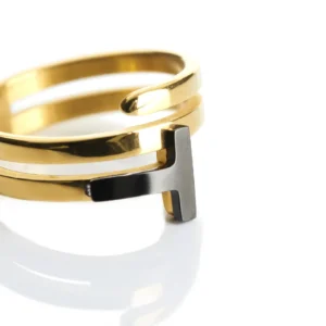 anillo-de-acero-t-dorado-alexah-detalle