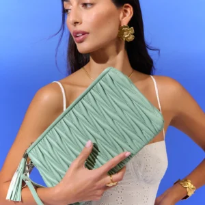 cartera-de-mano-santorini-verde-alexah-modelo