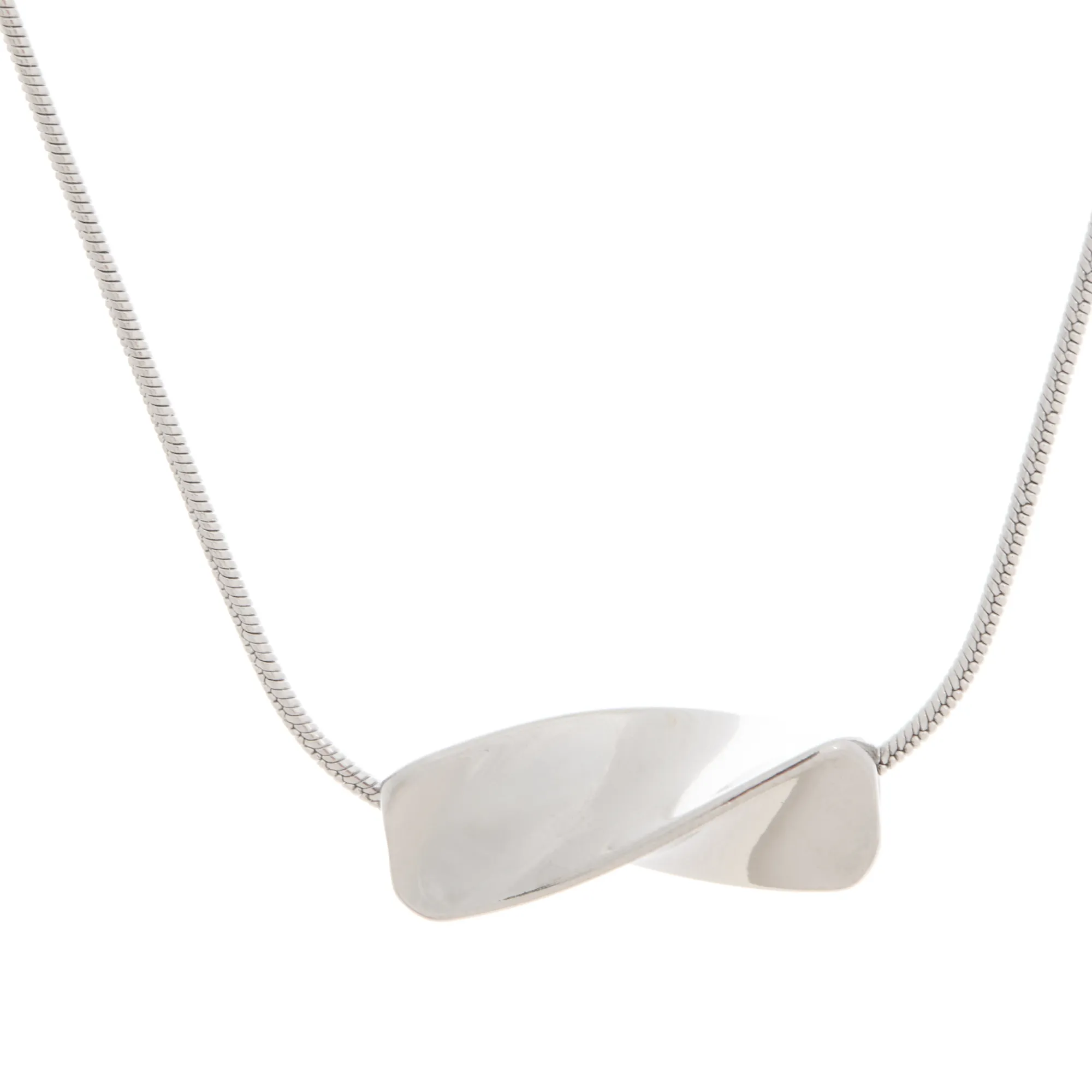 collar-de-acero-tube-plateado-alexah-detalle