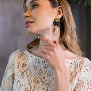 pendientes-belinda-wings-x-alexah-camille-negro-alexah-modelo