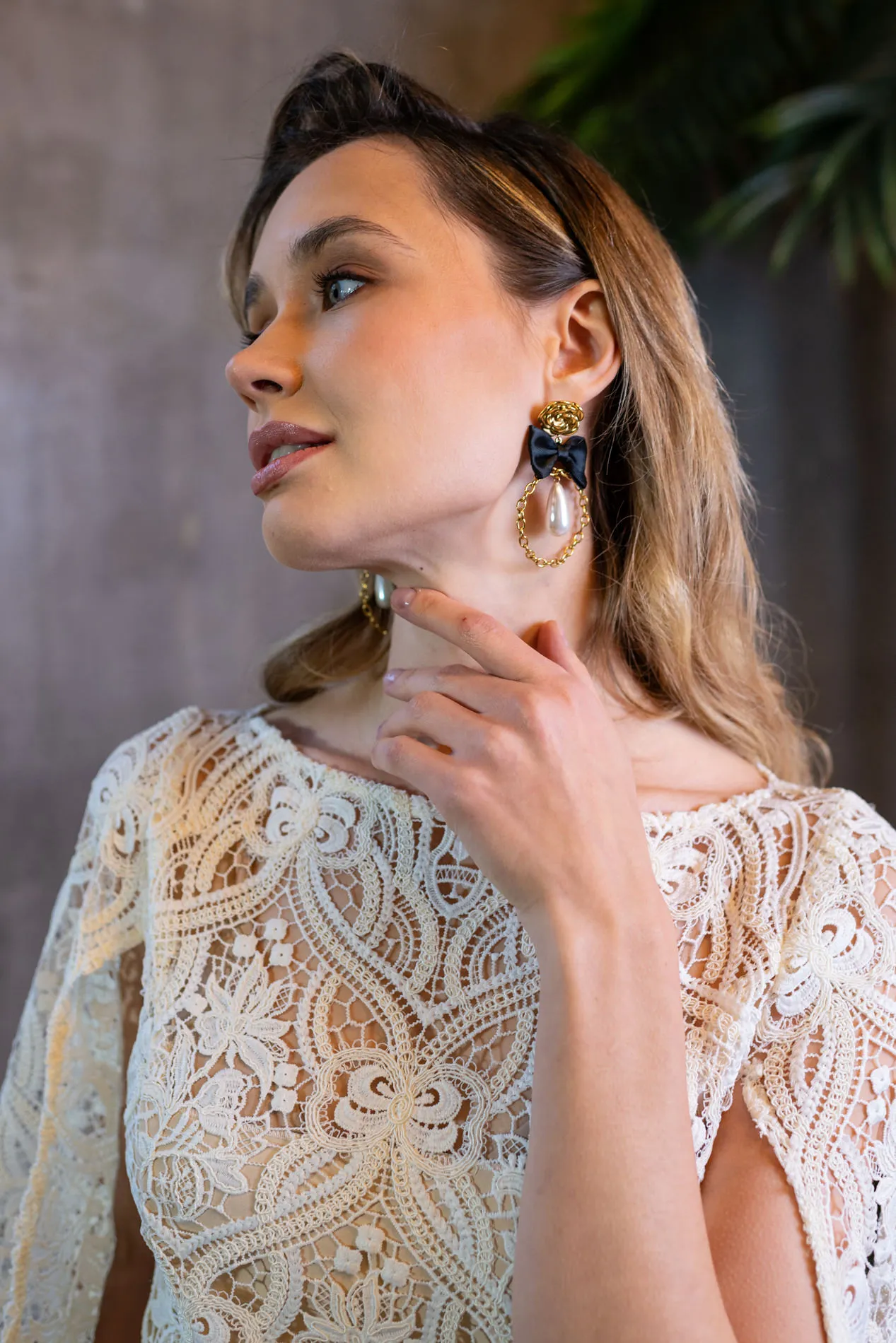 pendientes-belinda-wings-x-alexah-camille-negro-alexah-modelo