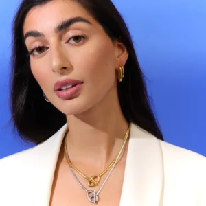 pendiente-cicladas-aro-dorado-mediano-alexah-modelo