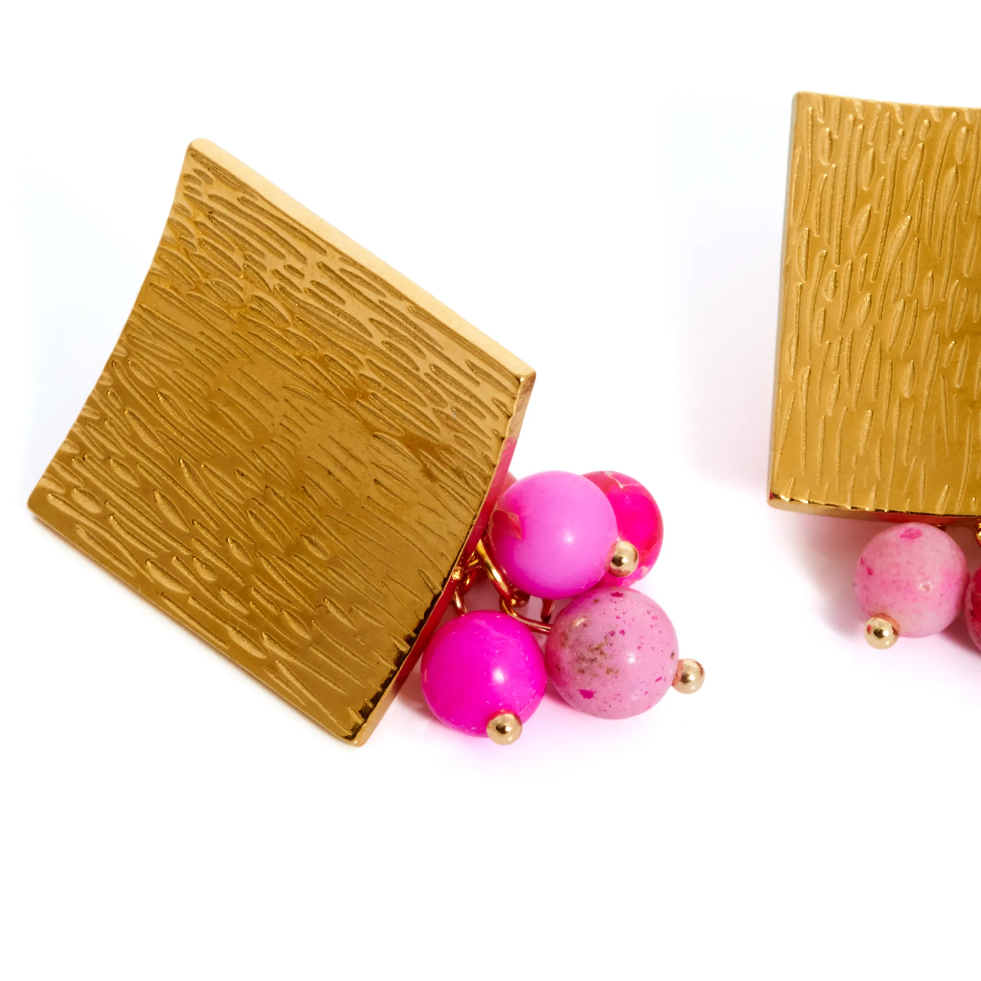 pendiente-creta-fucsia-dorado-alexah-detalle
