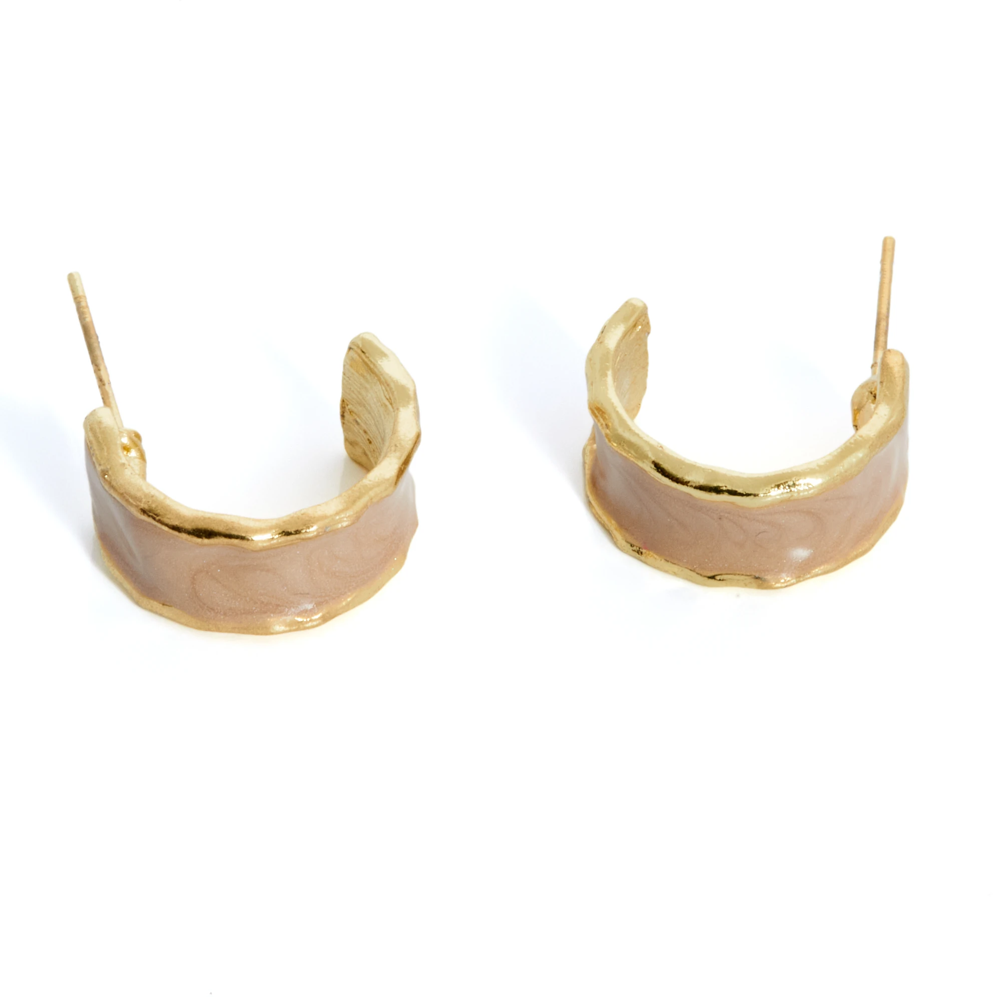 pendientes-giro-esmaltados-marron-alexah-detalle