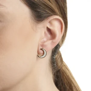 pendientes-leah-luna-en-acero-dorado-y-blanco-alexah-modelo