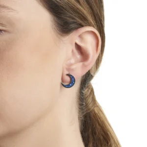 pendientes-leah-luna-en-acero-plateado-y-azul-alexah-modelo