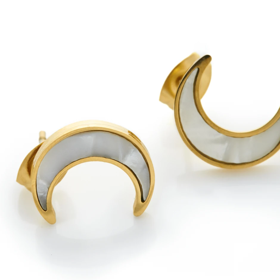 pendientes-luna-nacar-en-acero-dorado-alexah-detalle