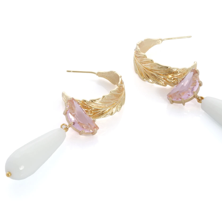 pendientes-ravena-de-piedra-natural-blanco-y-dorado-alexah-detalle