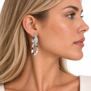 pendientes-glomma-ocho-plateado-en-acero-alexah-modelo