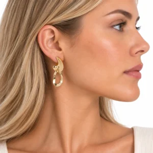 pendientes-glomma-ocho-dorado-en-acero-alexah-modelo