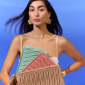 cartera-de-mano-santorini-beige-alexah-modelo