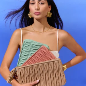cartera-de-mano-santorini-rosa-alexah-modelo