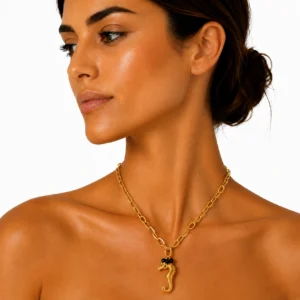 colgante-mykonos-caballito-dorado-y-negro-alexah-modelo