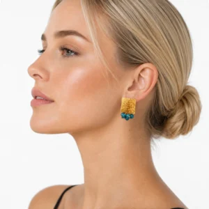 pendiente-creta-azul-dorado-alexah-modelo
