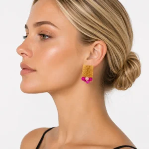 pendiente-creta-fucsia-dorado-alexah-modelo