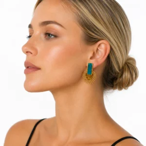 pendiente-creta-sol-verde-y-dorado-alexah-modelo