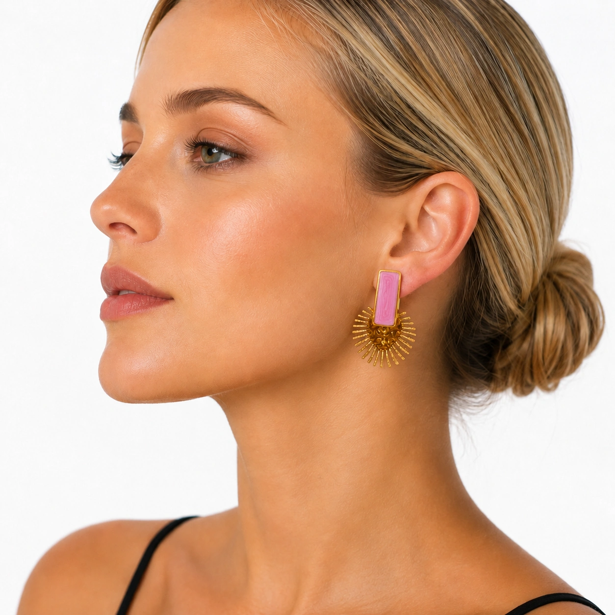 pendiente-creta-sol-rosa-dorado-alexah-modelo