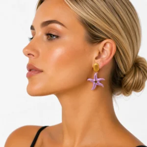 pendiente-creta-estrella-morado-alexah-modelo