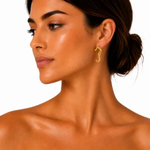 pendiente-mykonos-maxi-dorado-y-negro-alexah-modelo