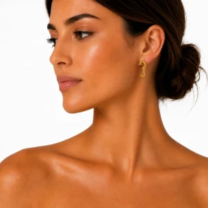 pendiente-mykonos-caballito-dorado-y-negro-alexah-modelo