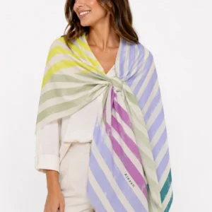 panuelo-estampado-grande-plage-verde-alexah-modelo