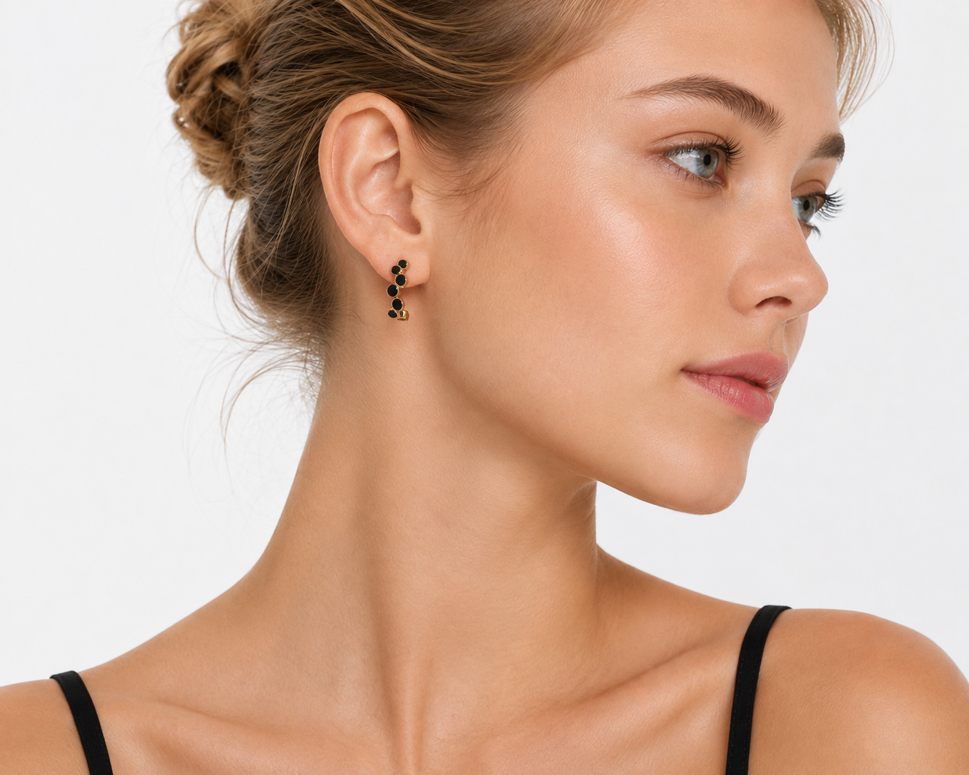 pendientes-camino-esmaltados-negro-alexah-modelo