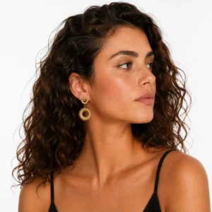 pendientes-redondos-curve-en-acero-dorado-alexah-modelo