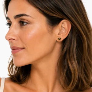 pendientes-corazon-love-curve-en-acero-alexah-modelo lateral