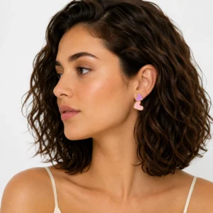pendientes-corazon-esmaltados-malva-y-rosa-alexah-modelo