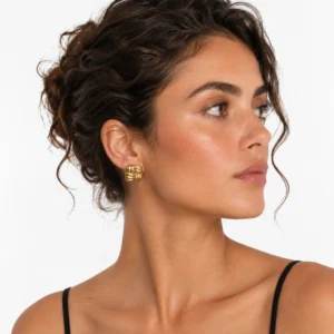 pendientes-dam-en-acero-dorado-alexah-modelo