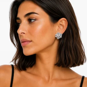 pendientes-flor-camelia-en-acero-plateado-alexah-modelo