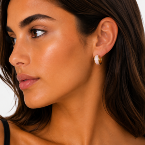 pendientes-giro-esmaltados-rosa-nacarado-modelo