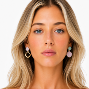 pendientes-irregulares-esmaltados-malva-alexah-modelo