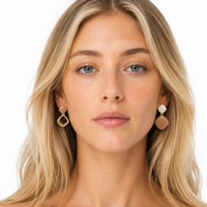 pendientes-irregulares-esmaltados-marron-alexah-modelo