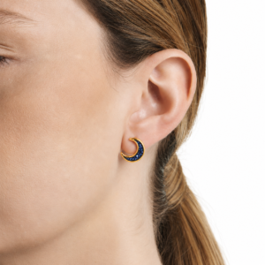 pendientes-leah-luna-en-acero-dorado-y-azul-alexah-modelo