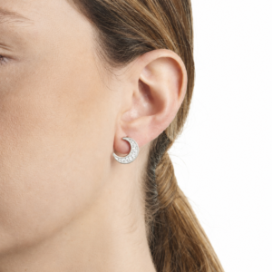 pendientes-leah-luna-en-acero-plateado-y-blanco-alexah-modelo