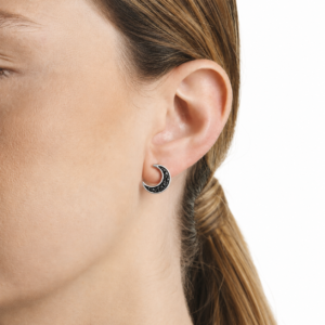 pendientes-leah-luna-en-acero-plateado-y-negro-alexah-modelo