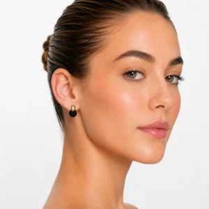 pendientes-luz-esmaltados-negro-alexah-modelo