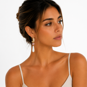 pendientes-ravena-de-piedra-natural-blanco-y-dorado-alexah-modelo