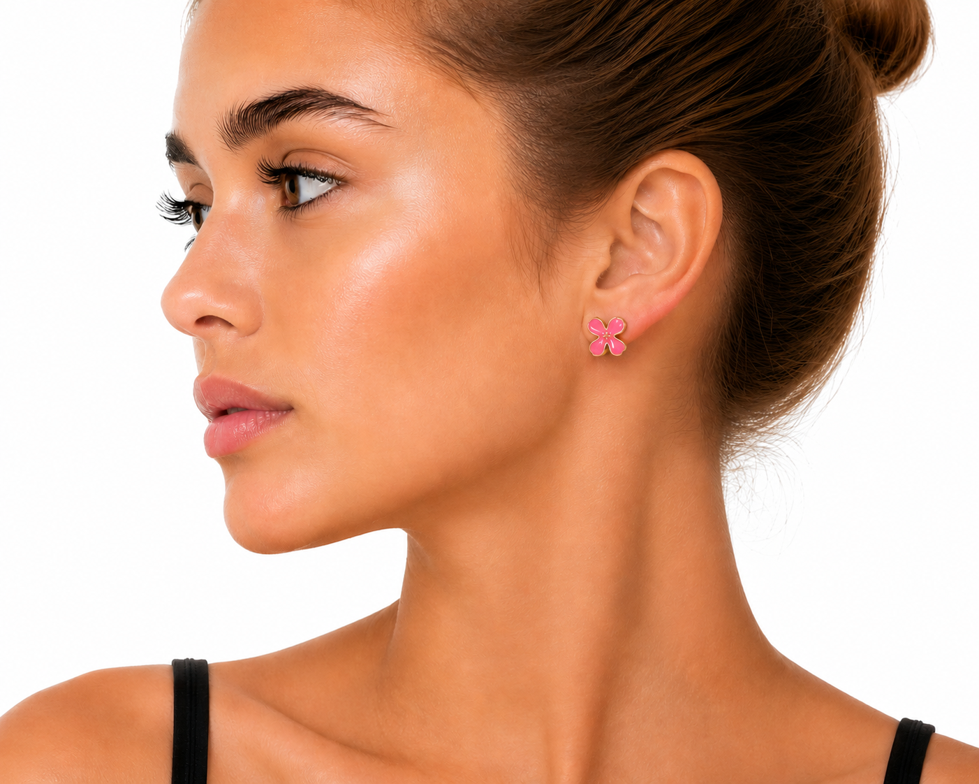 pendientes-trebol-esmaltados-rosa-intenso-alexah-modelo