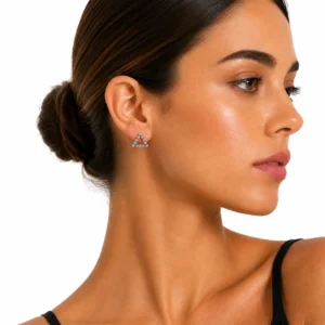 pendientes-triangulo-burbuja-en-acero-plateado-alexah-modelo