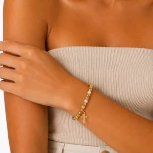 pulsera-bolitas-dorada-y-beige-cross-en-acero-alexah-modelo