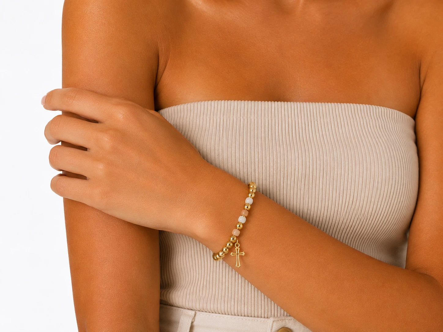 pulsera-bolitas-dorada-y-beige-cross-en-acero-alexah-modelo