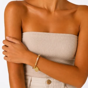 pulsera-bolitas-dorada-y-beige-con-medalla-en-acero-alexah-modelo