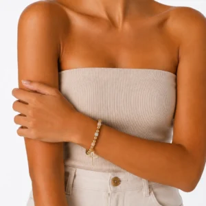 pulsera-bolitas-dorada-y-beige-con-cruz-en-acero-alexah-modelo