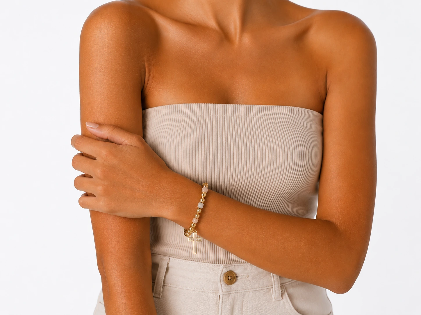 pulsera-bolitas-dorada-y-beige-con-cruz-en-acero-alexah-modelo