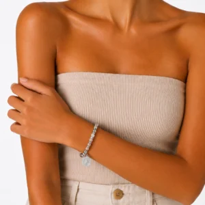 pulsera-bolitas-plateada-y-beige-con-medalla-en-acero-modelo