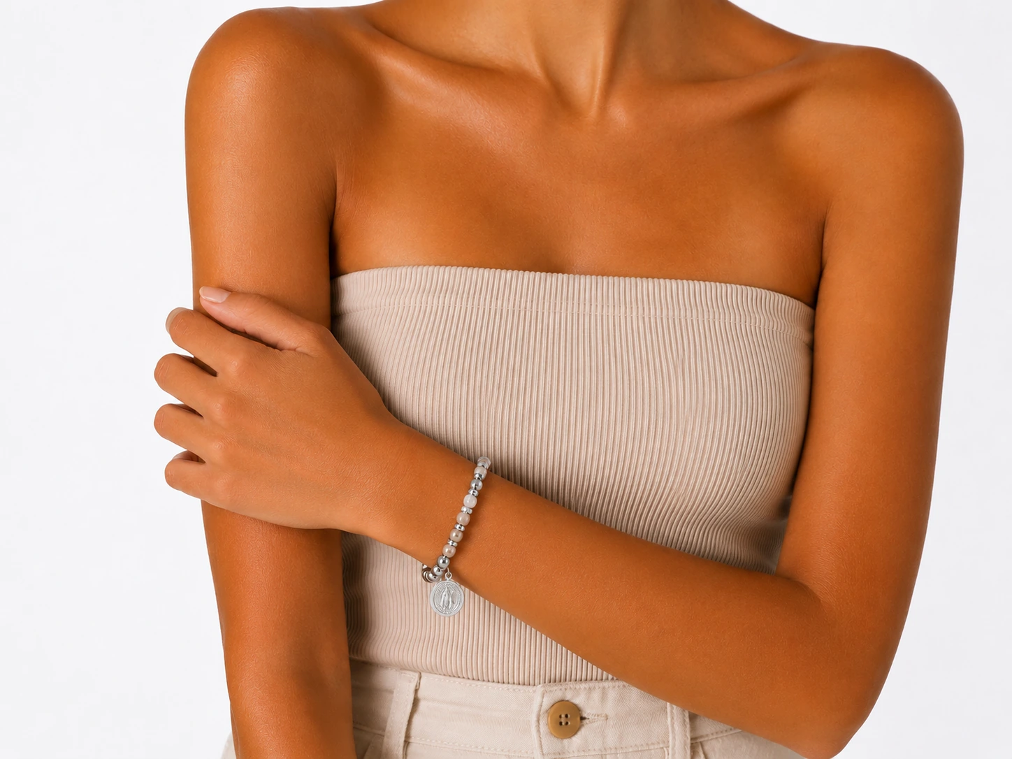 pulsera-bolitas-plateada-y-beige-con-medalla-en-acero-modelo