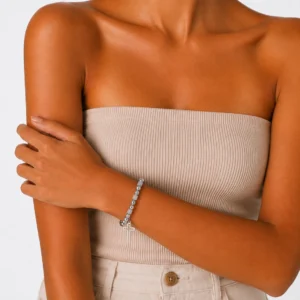 pulsera-bolitas-plateada-y-beige-con-cruz-en-acero-alexah-modelo