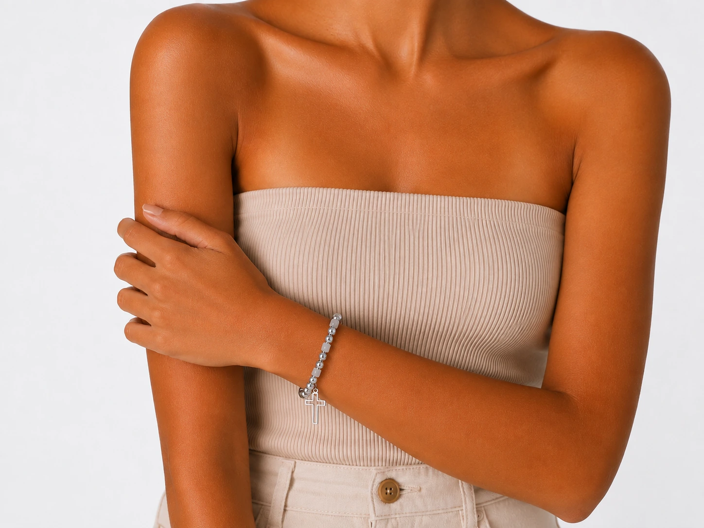 pulsera-bolitas-plateada-y-beige-con-cruz-en-acero-alexah-modelo